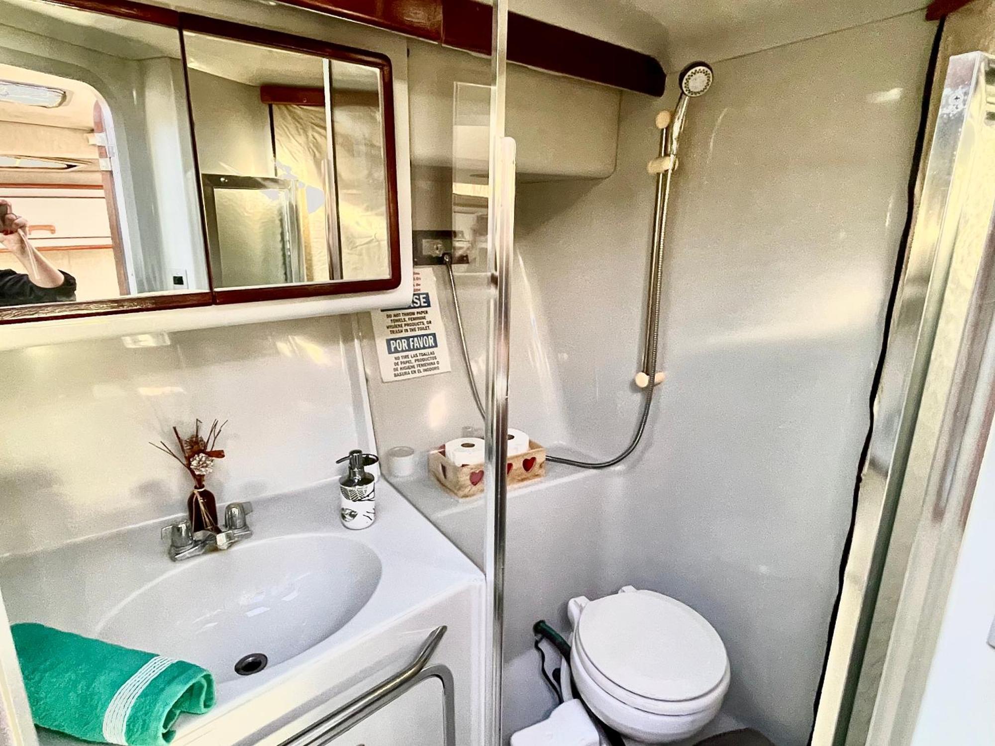 Yacht Hotel Barcelona 圣阿德里安-德贝索斯 外观 照片